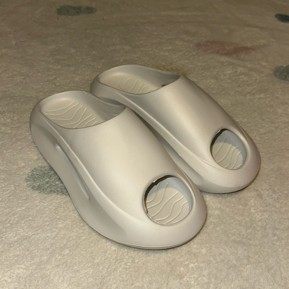 Women’s slides unknown brand size 6